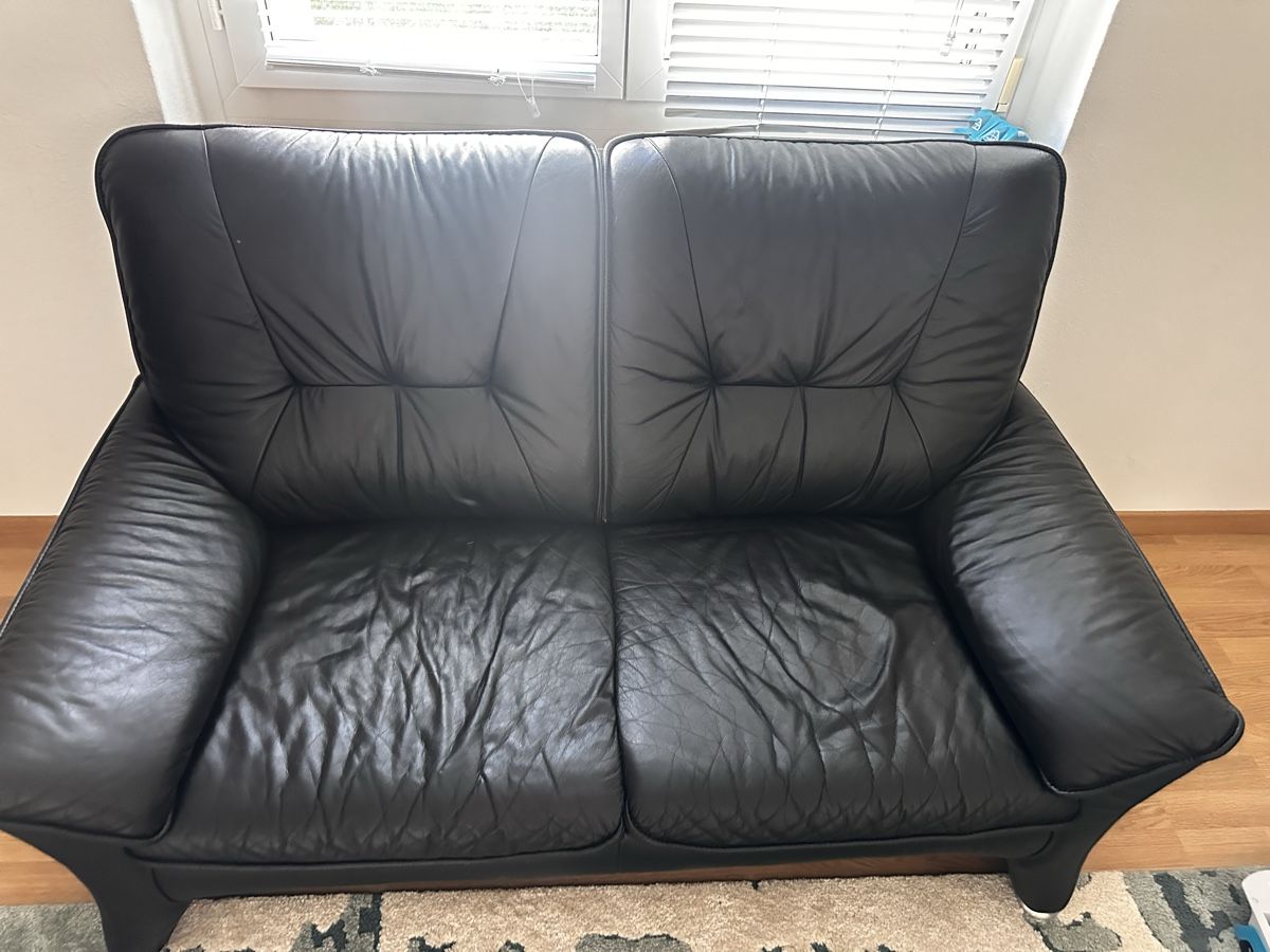 Sofas: Black leather 2-seater sofa – Gebraucht aus Winterthur von mar_8jks 2
