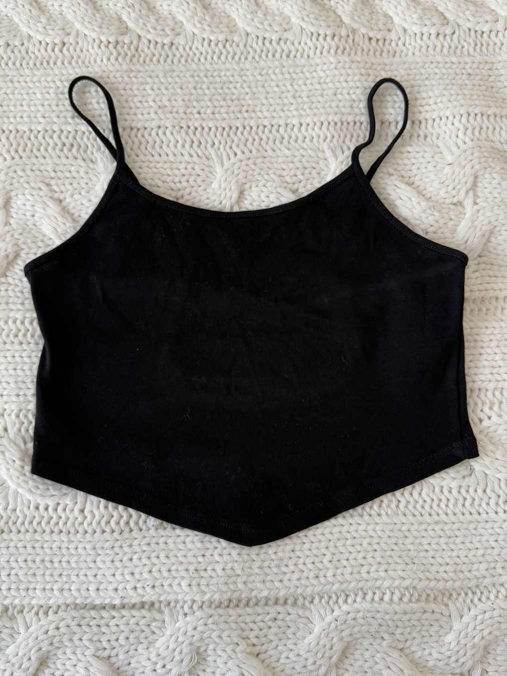 Top: Schwarzes Croptop mit offenem Rücken – Usato da Bern venduto da sto_2djw