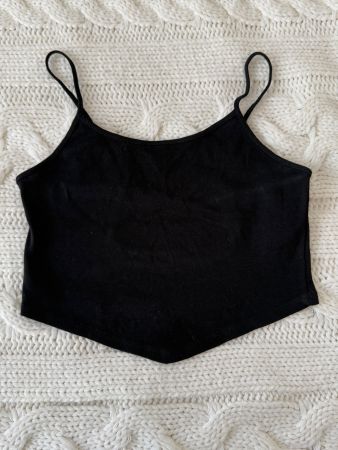 Schwarzes Croptop mit offenem Rücken