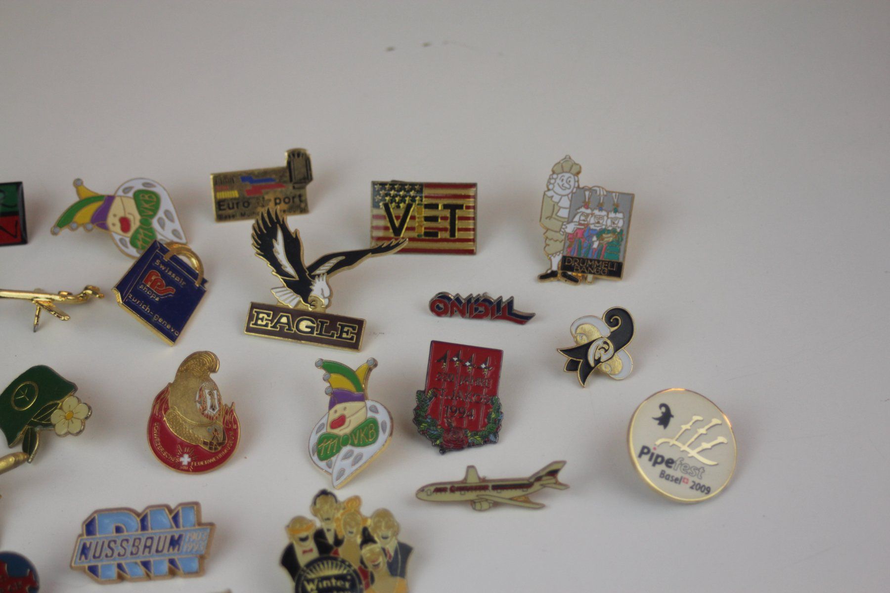 Placchette & Badge: Konvolut 27 Vintage Pins – Usato da Basel venduto da IRMAundFRED 2