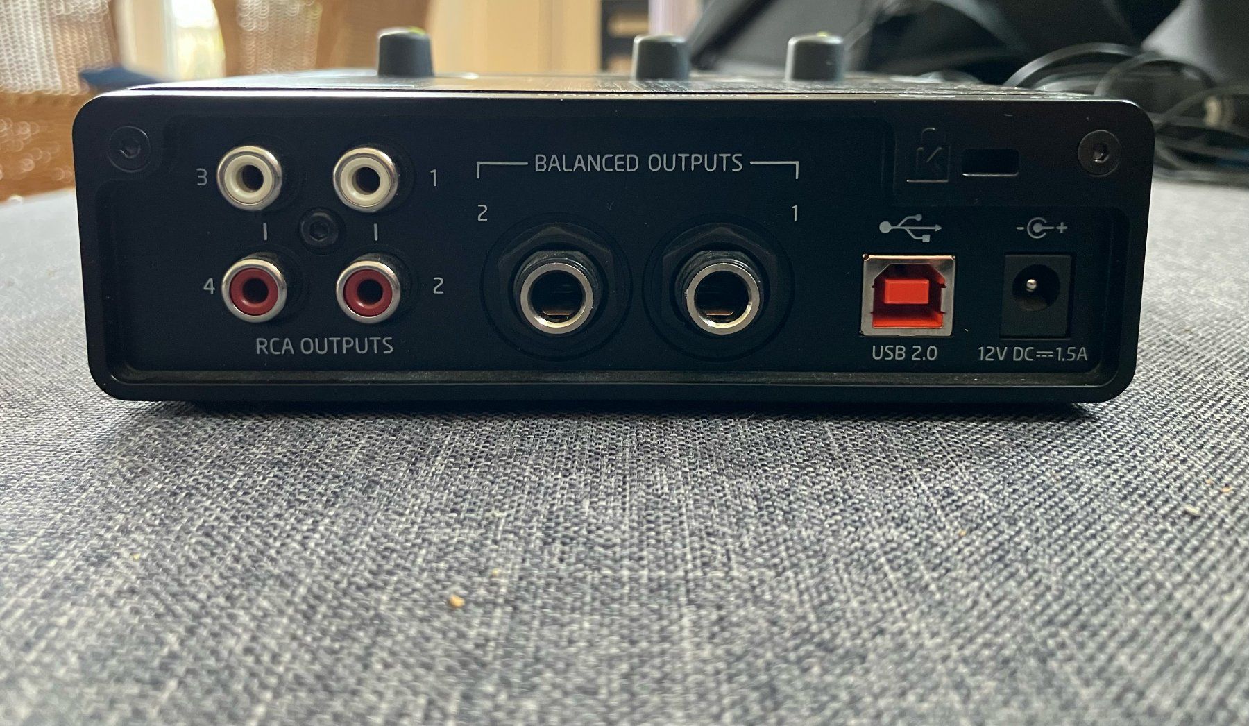 Attrezzatura per studi di registrazione: Novation Audio Hub 2x4 interface audio – Usato da Neuchâtel venduto da M.Chung 2