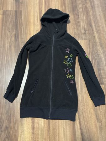 Zimtstern Fleecejacke schwarz mit Sternen Grösse 140