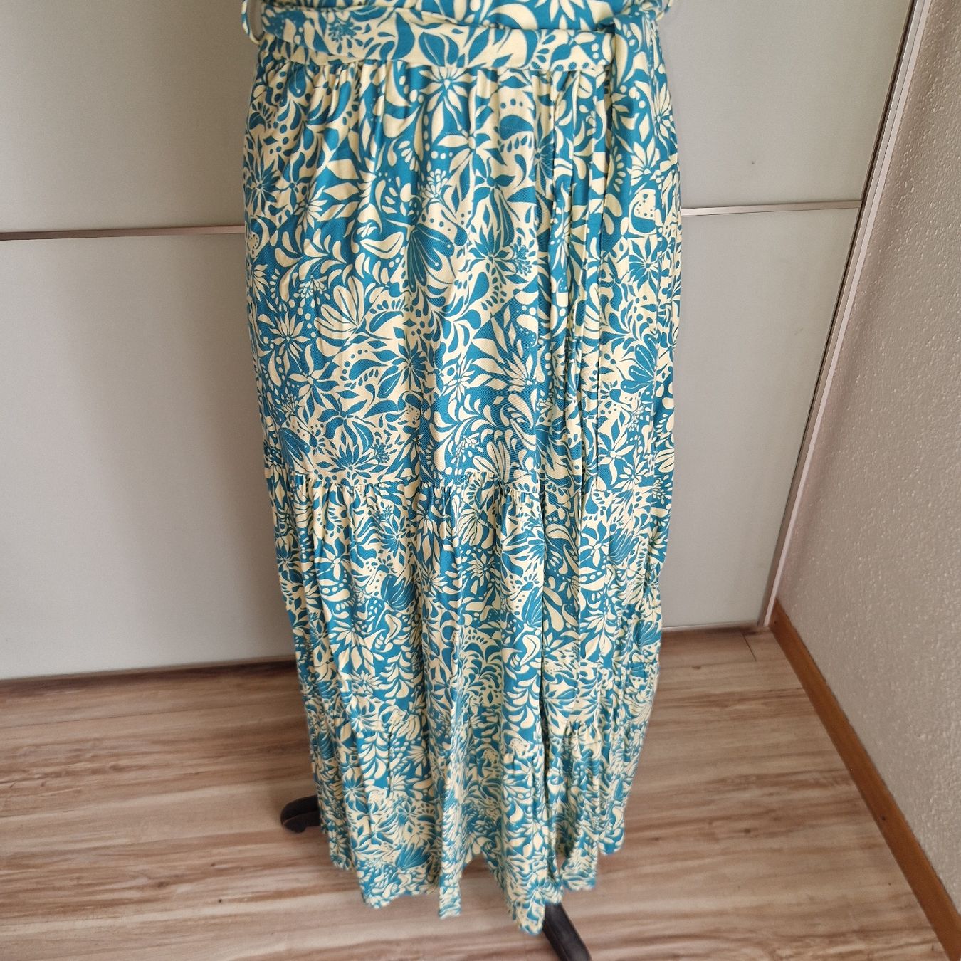 Kleider: Sommerliches Maxikleid mit Blumenmuster, Grösse M – Neu (gemäss Beschreibung) aus Gwatt (Thun) von Letzte-Chance-II 1