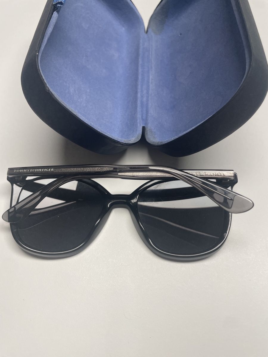 Tommy Hilfiger Brillen & Gläser: Tommy Hilfiger Sonnenbrille schwarz – Gebraucht aus Steinhausen von Marmottarosa 2