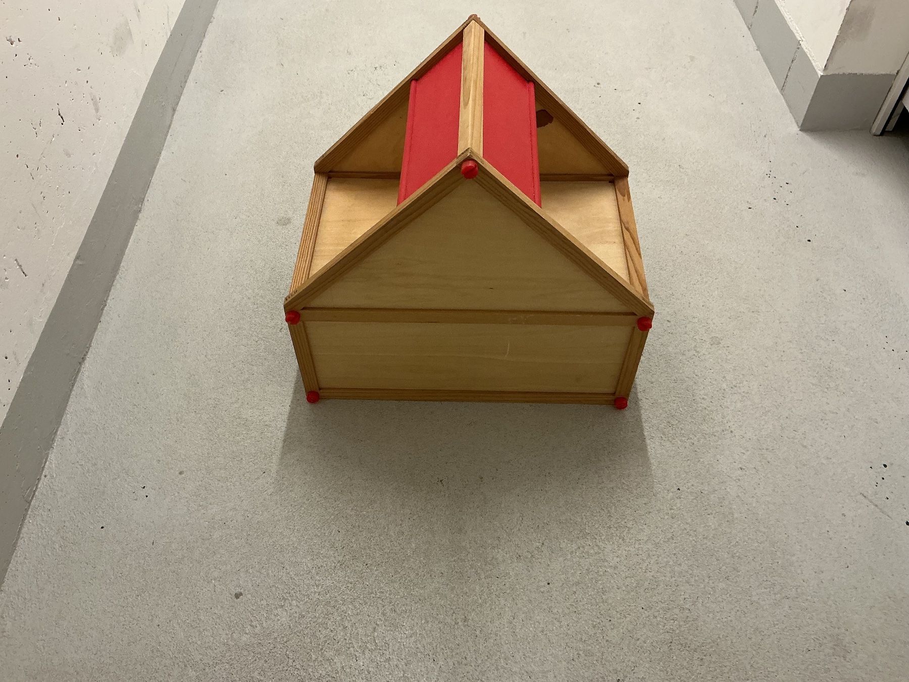 Case e mobili per bambole: Puppen Haus mit Möbeln dabei – Usato da Winterthur venduto da Tumko_7_Vinyl 4