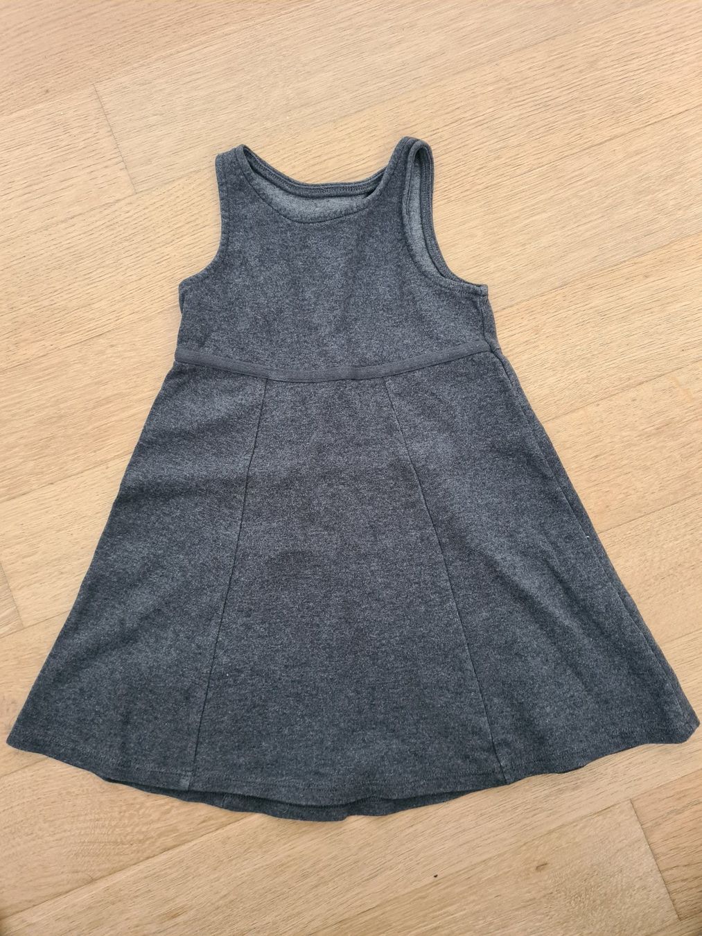 Vestiti & Gonne: Robe grise Automne-Hiver Taille 110 - 4-5 ans – Usato da Carouge GE venduto da Franllo