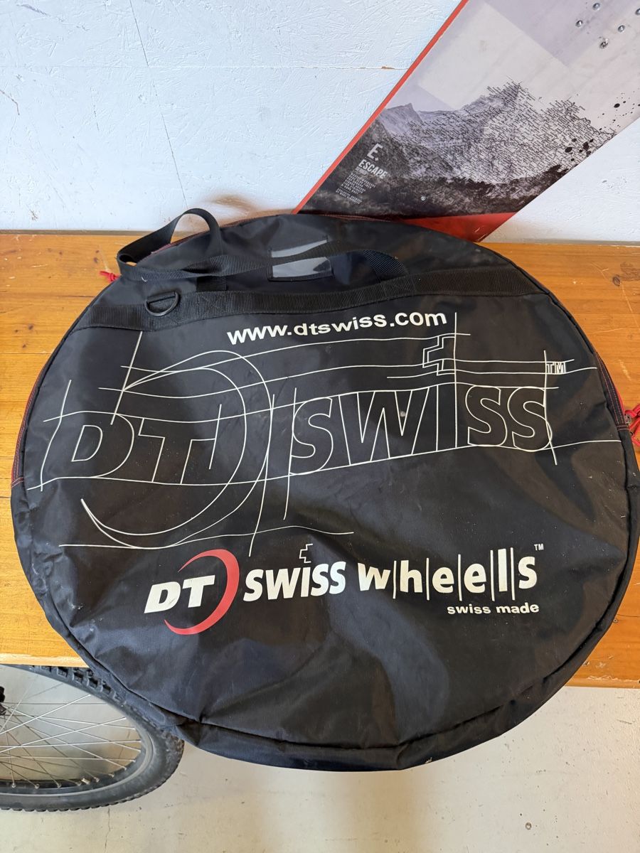 Swiss Ersatzteile: DT Laufradtasche 3-fach – Gebraucht aus Murten von Ski-Outlet
