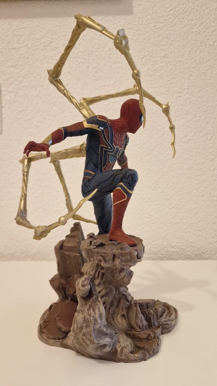 Marvel Statuette: Marvel Infinity War - Spider Man - Mit OVP! – Usato da Rümlang venduto da VictorGM 2