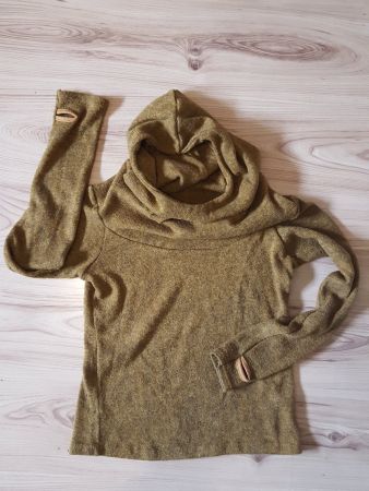 Goldener Kapuzenpulli mit Daumenlöchern von MOSKITOO (Gr. S)