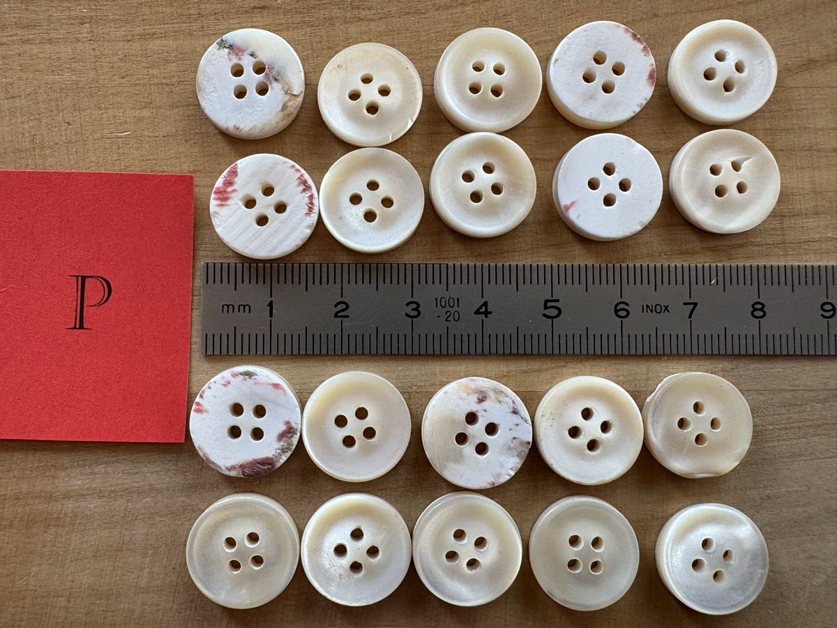 Bottoni: 20 Perlmutt Knöpfe 16 mm – Nuovo (secondo la descrizione) da Rümlang venduto da resale35