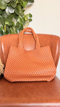 Sac à main tissé en cuir brun, idéal pour l'été ☀️