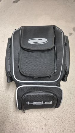 Motorradtank-Rucksack von Held, Geräumigkeit erweiterbar