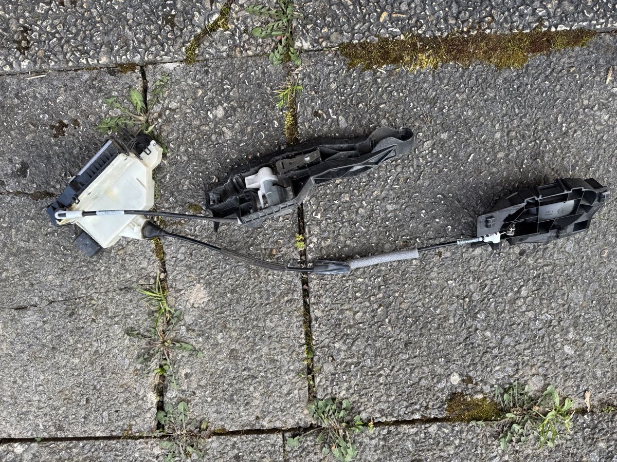 Tutti pezzi di ricambio auto: Serrure complète Peugeot 208 – Usato da Givisiez venduto da gsx_htp5