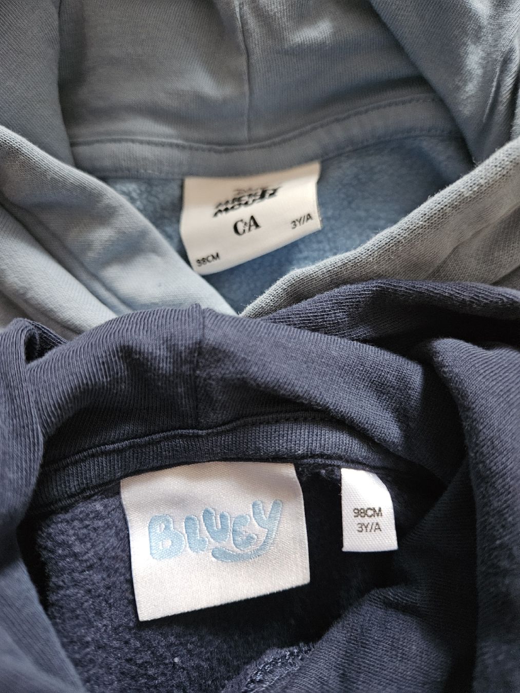 C&A Maglioni & Felpe: 2 Kapuzenpullover, C&A, Gr. 98 (92): Bluey & Mickey Mouse – Usato da Bern venduto da Oloui 3