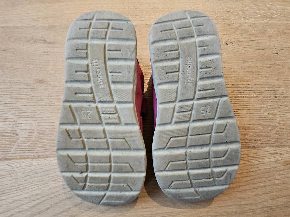 Scarpe per ragazze: Turnschuhe Superfit Gr. 25 – Usato da Hüntwangen venduto da Hensi1 2