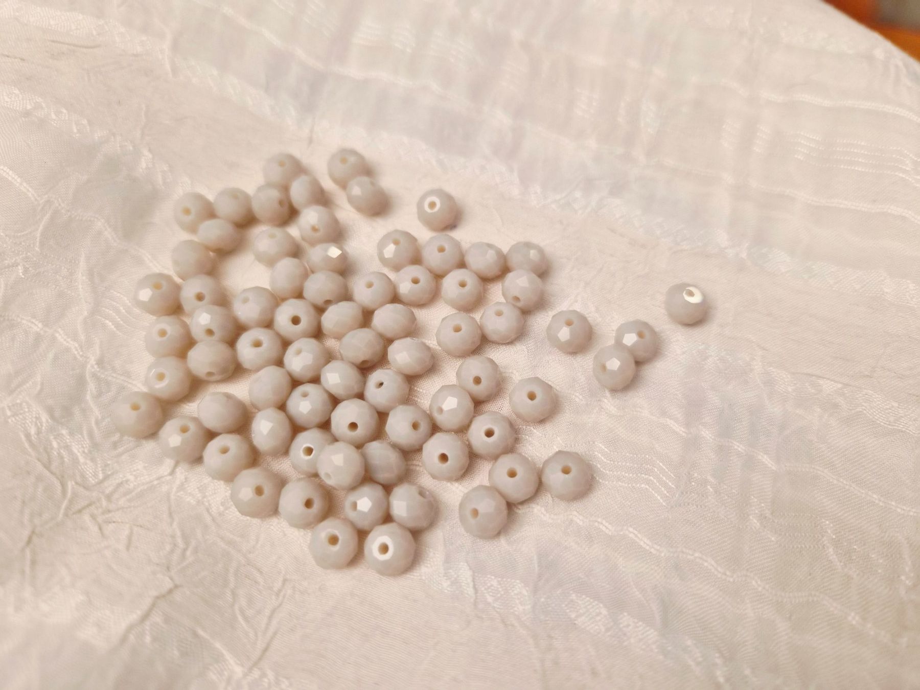 Perle (finte): Glasschliffperlen 8mm 70 stk Rauchgrau – Nuovo e nell'imballaggio originale da Dietikon venduto da Eleda