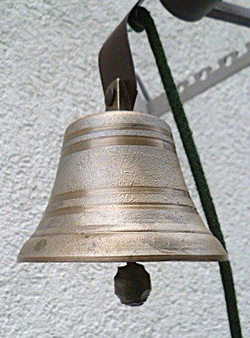 Campanacci mucche: Antike Hausglocke mit Federung – Usato da Effretikon venduto da Heimstudio 1