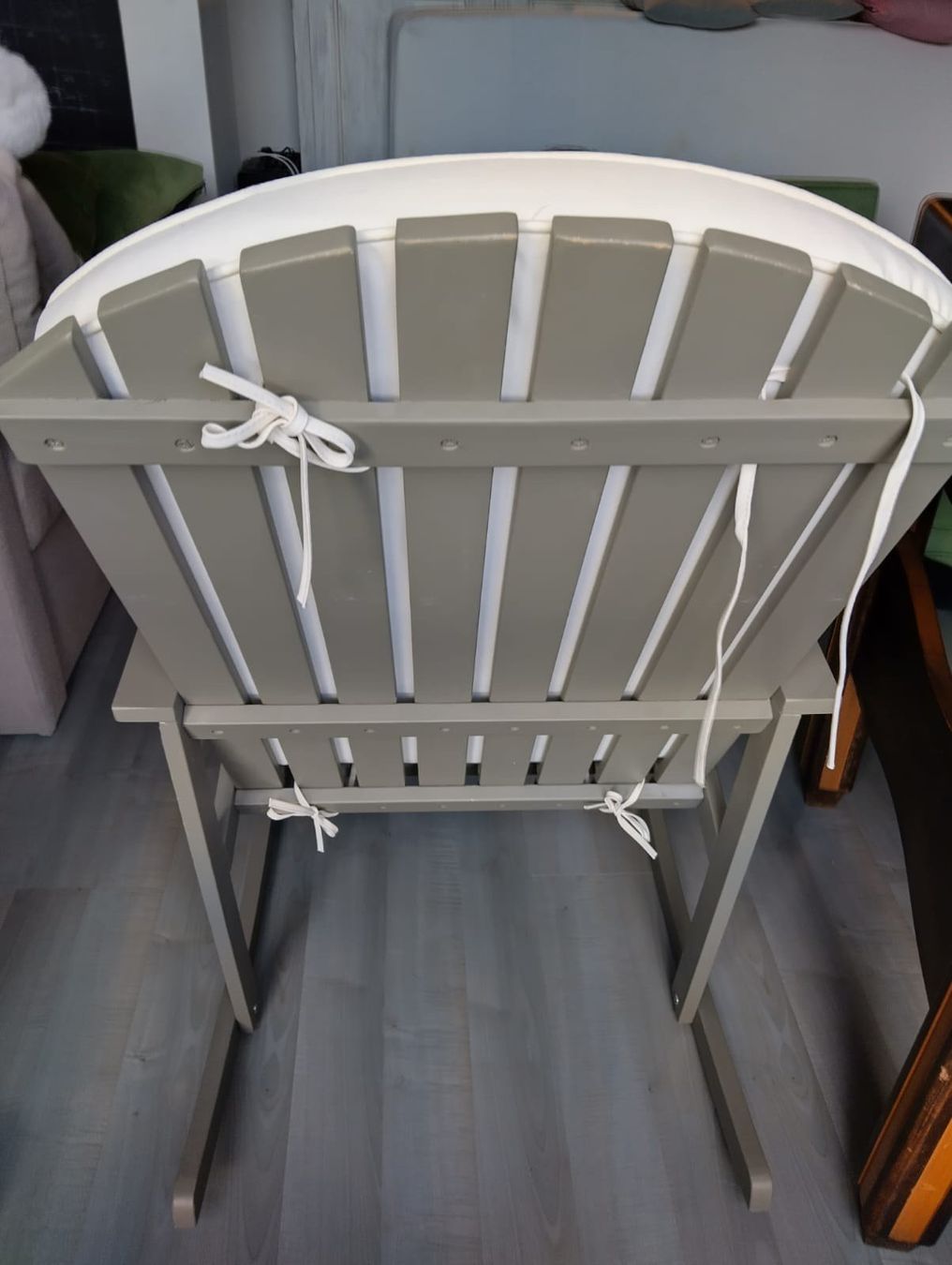 Pfister Sedie: Chaise à bascule en bois gris clair avec coussin écru – Usato da Colombier NE venduto da Pims2127 1