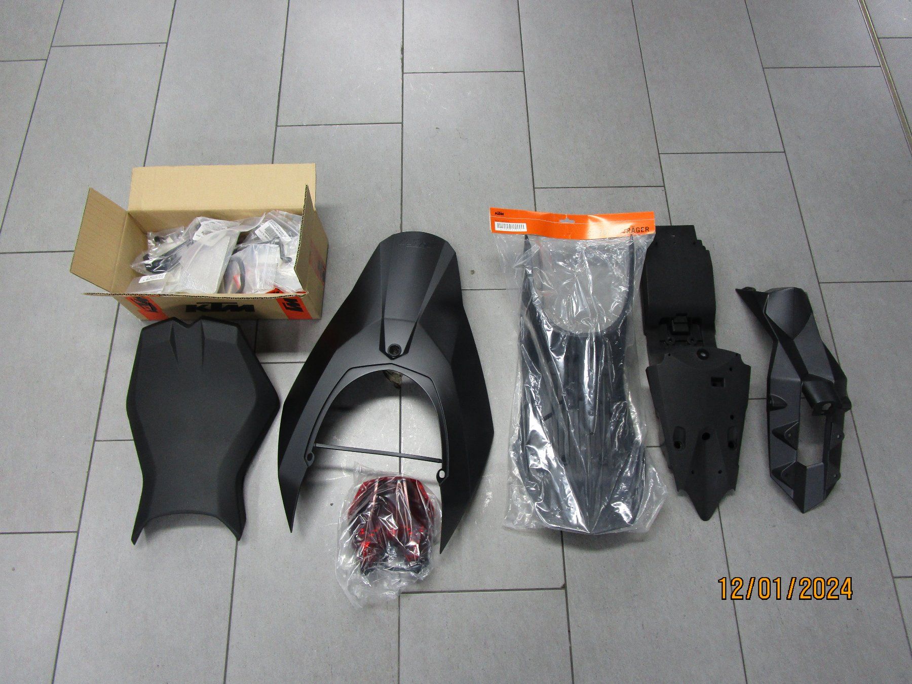 KTM Strada: Superduke R-Kit 05-06 K61108200200 – Nuovo (secondo la descrizione) da Widnau venduto da Staedler2