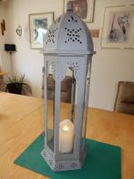 Metall-Laterne mit Glaseinsätzen und elektrische Kerze