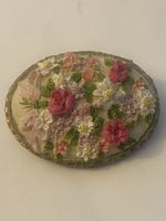 VinBrosche oval mit Blumenmotiv und Schleife 