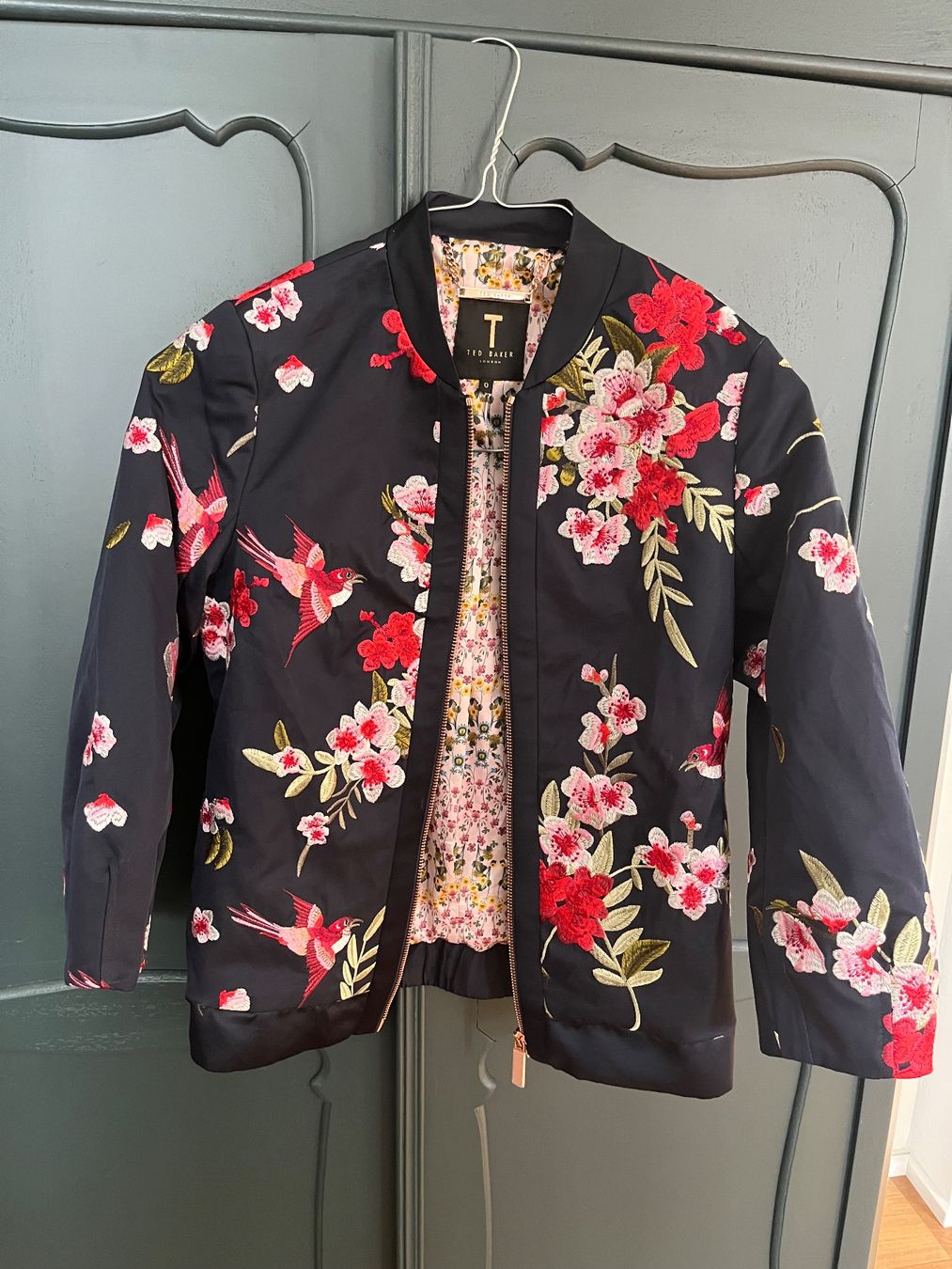 Ted Baker Vestes: Ted Baker Bomberjacke Blumenprint Vögel Grösse 0 – D'occasion à Meilen par pau_6chq