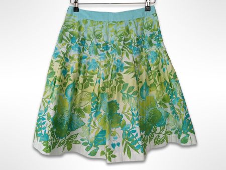 Grünblauer Faltenrock mit Floralmuster
