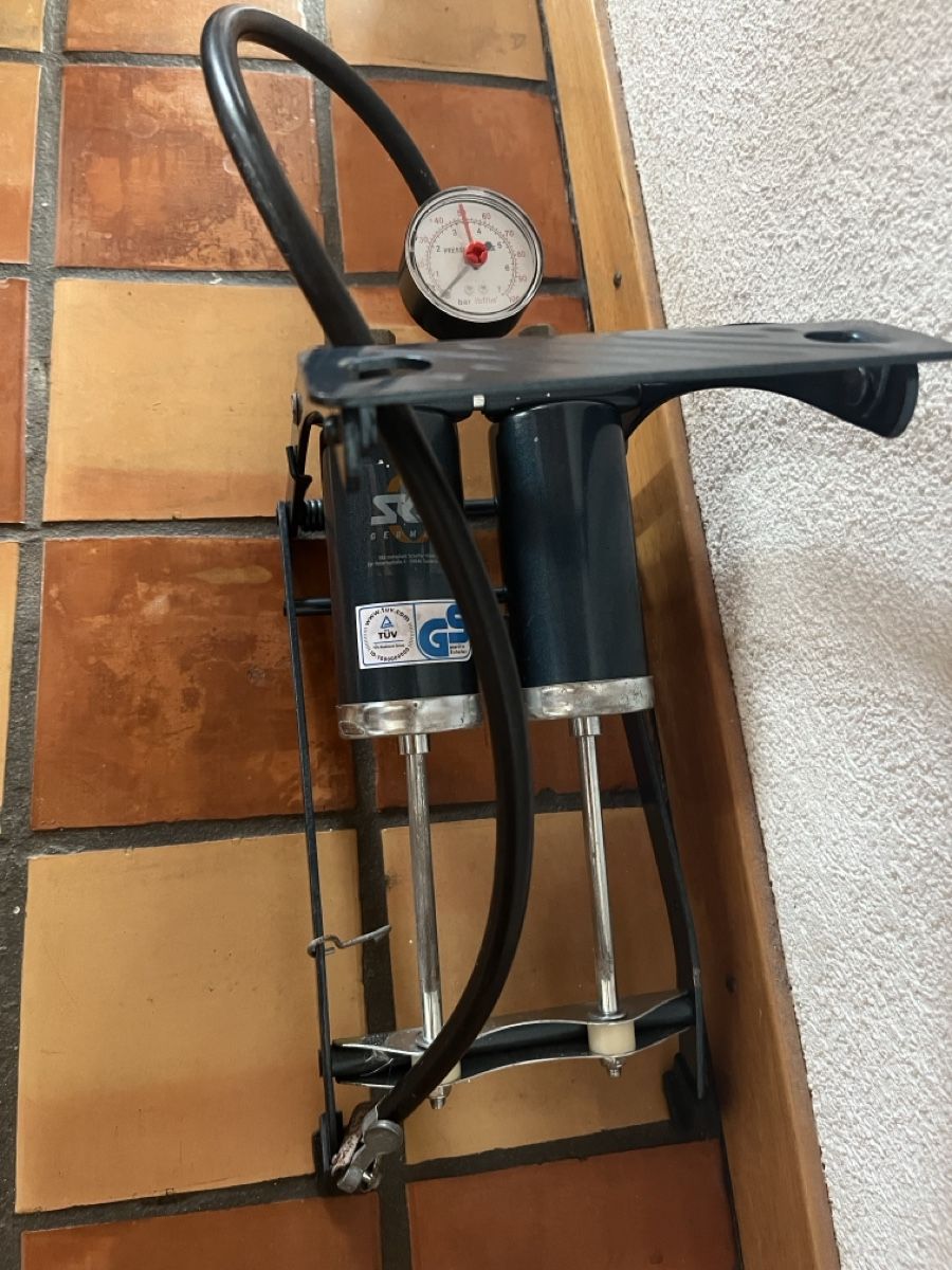 Sks Pompe: Pompe double cylindre avec manomètre – Usato da Chézard-St-Martin venduto da iva_xw8z