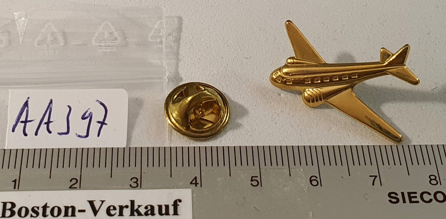 Placchette & Badge: AA397 - Pin leicht 3D schönes Flugzeug – Usato da Reinach BL venduto da Boston-Verkauf 1