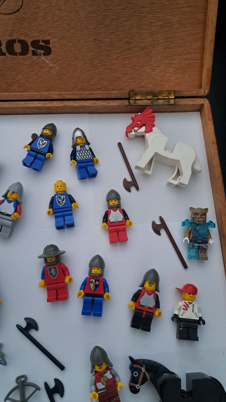 Lego Kit di costruzioni: Lego Minifiguren und Zubehör. – Usato da Basel venduto da vidra66 3