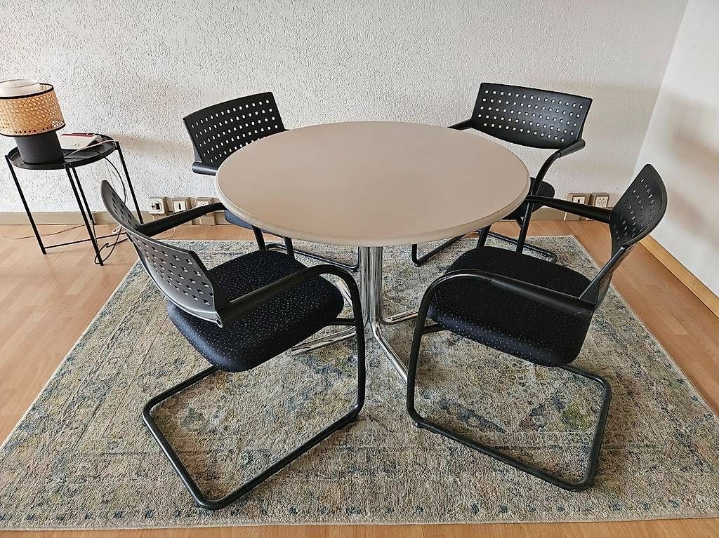 Set di tavolo e panche: Besprechungstisch mit 2 VS Stühle – Usato da Spiegel b. Bern venduto da Pc391