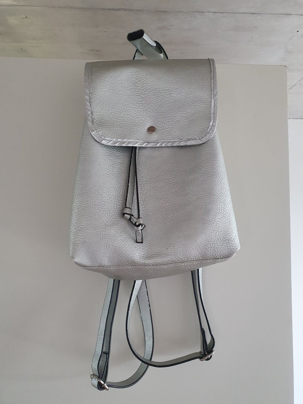 Zaini: Silbriger Rucksack – Usato da Villars-sur-Glâne venduto da richardette