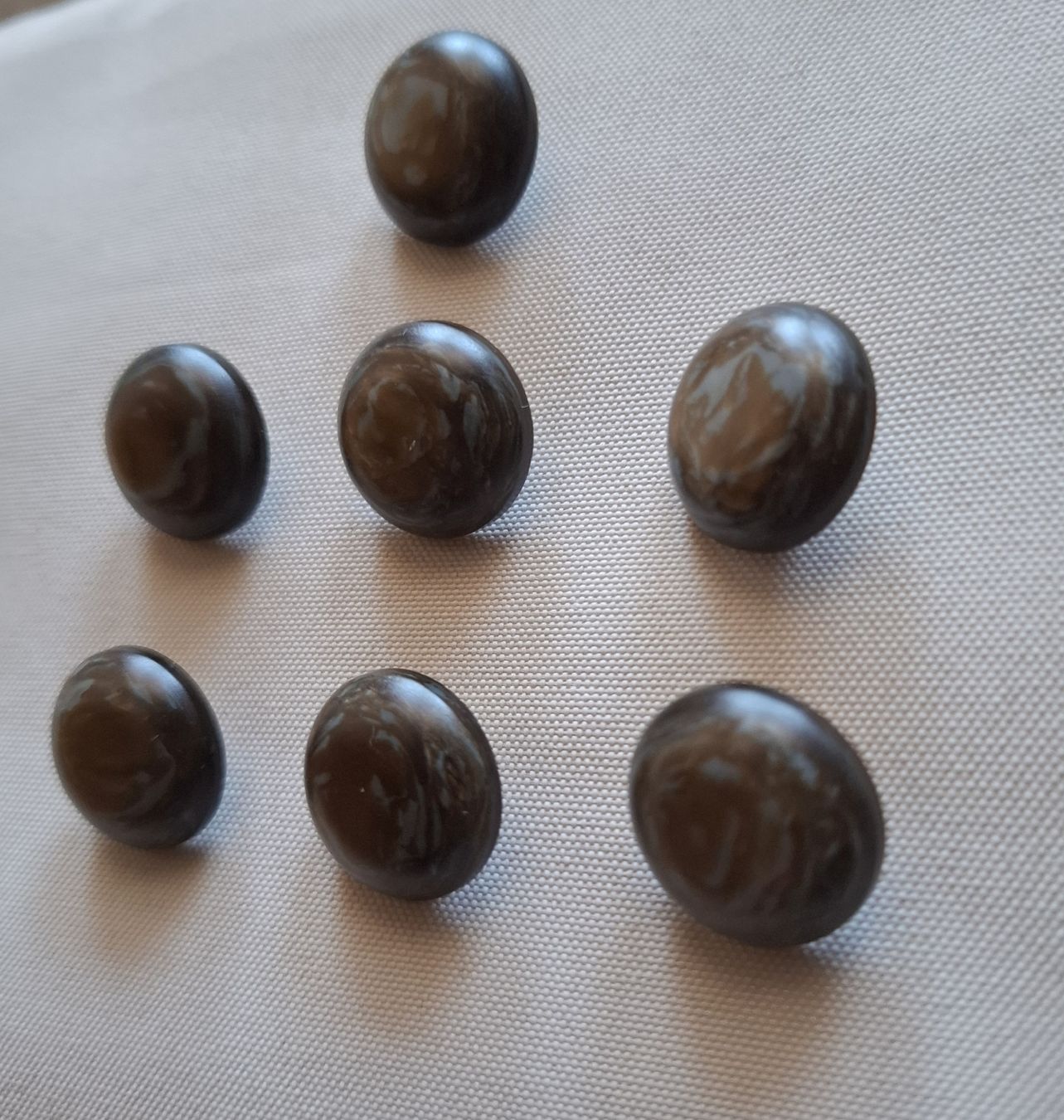 Bottoni: 7 Knöpfe, beige- braun- grau marmoriert , 18 mm. – Nuovo (secondo la descrizione) da Dietikon venduto da Hirschkopf 2