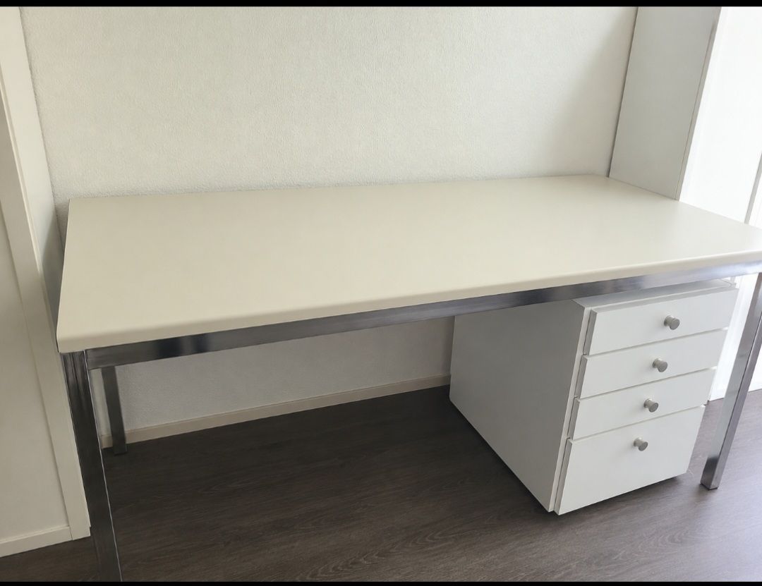 Bureaux: Schreibtisch mit Korpus – D'occasion à Flüh par pauletta1985