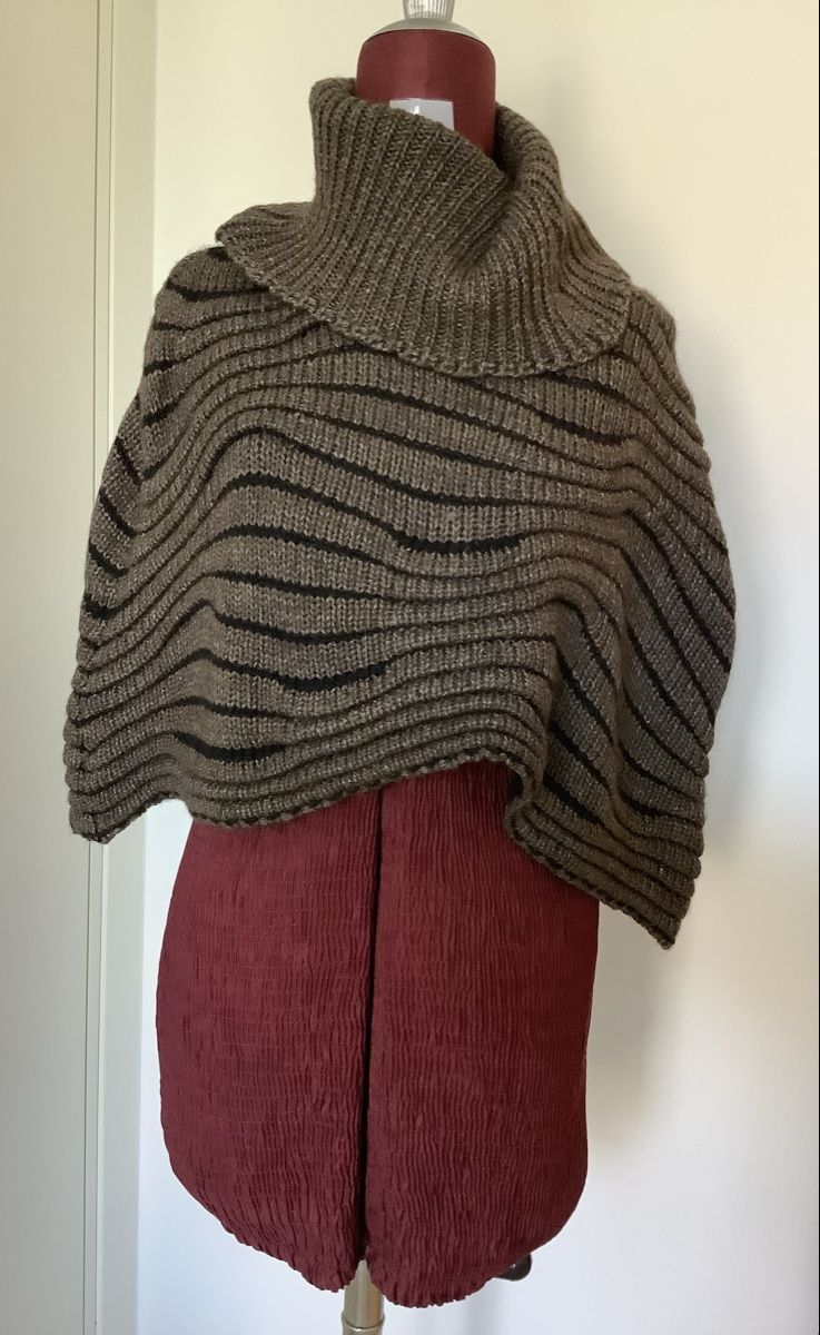 Altro in Moda donna: Poncho corto in lana – Usato da Magadino venduto da ber_6kbt