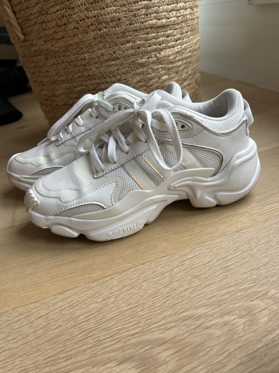 Adidas Scarpe da donna: Weisse Adidas Sneaker, Grösse 38 mit Halogen-Details – Usato da Basel venduto da LeoLou11 1