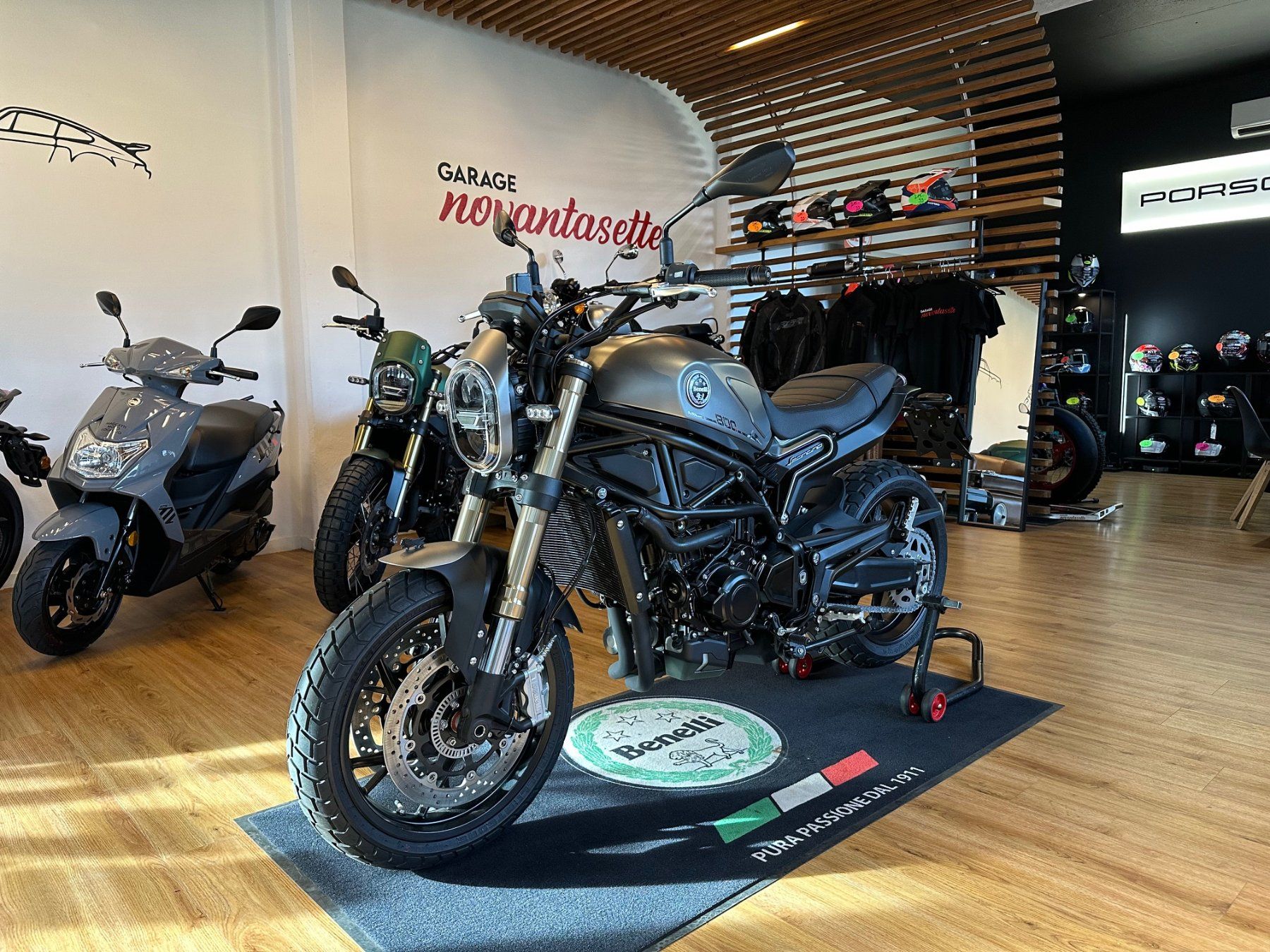 Benelli Strada: BENELLI Leoncino 800 (35kW) – Nuovo e nell'imballaggio originale da Giubiasco venduto da GarageNovantasette