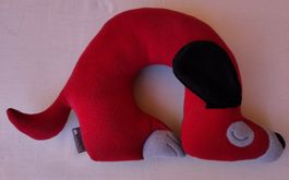 Roter Nackenkissen in der Form eines schlafenden Hundes