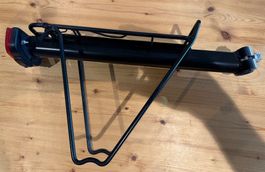 Gepäckträger mit Schnellspanner der Marke XLC.