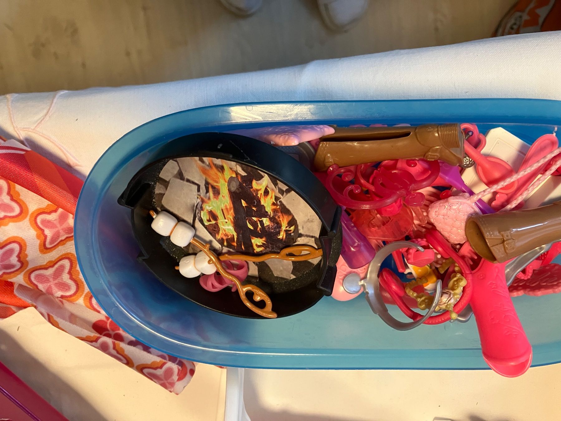 Spielhäuser: Barbie Haus mit Camper – Gebraucht aus Spiez von  2