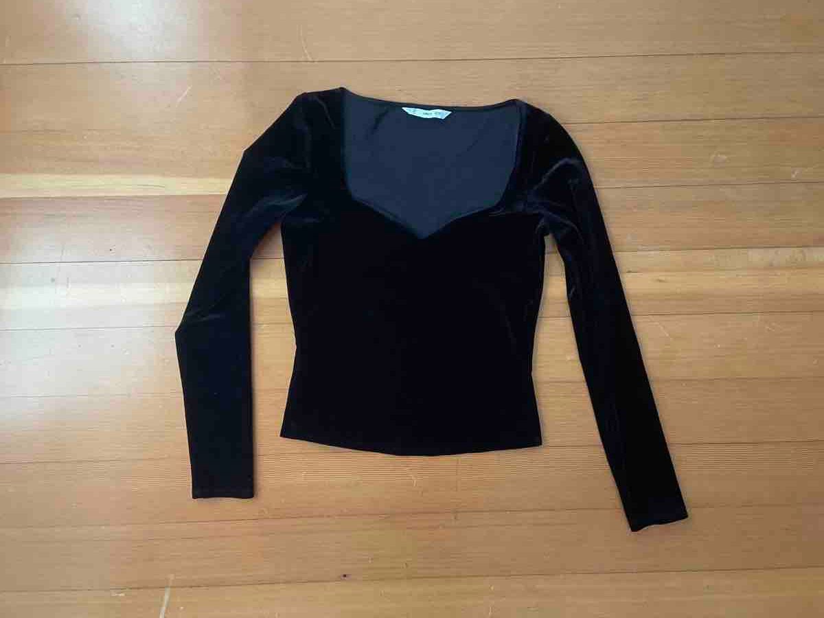 Pullover & Sweatshirts: Schwarzes Samt Oberteil Langarm Grösse S gebraucht – Gebraucht aus Niederrohrdorf von Lou_9hq6