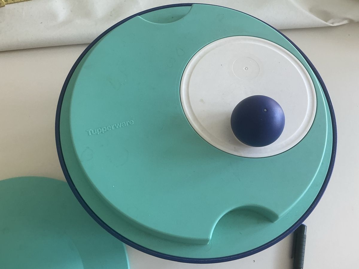 Tupperware Küchengeräte: Tupperware Salat - Schleuder mit Deckel und Sieb gebraucht – Gebraucht aus Naters von seidengut