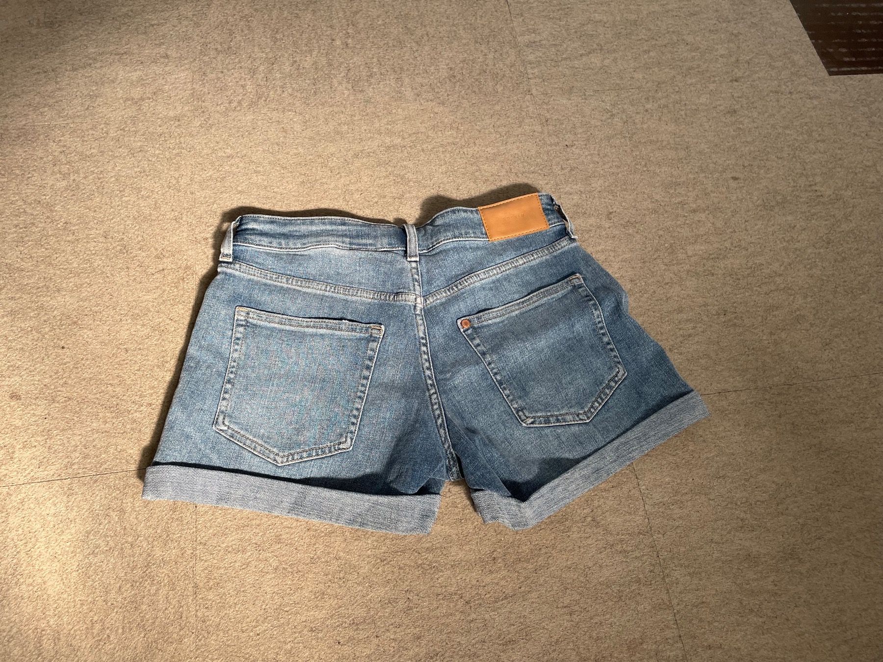 H&M Pantaloni: Denim Shorts H&M – Usato da Basel venduto da Robyn20 1