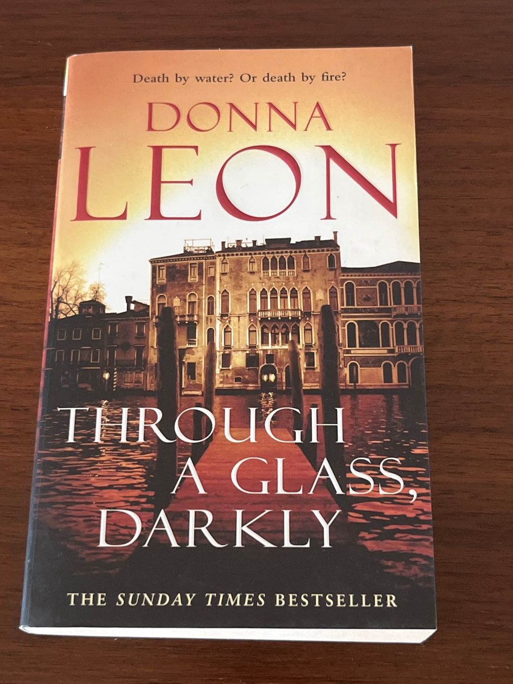 Bücher: Buch - Through a Glass, Darkly, Donna Leon, englisch – Gebraucht aus Luzern von Jiggy_8898