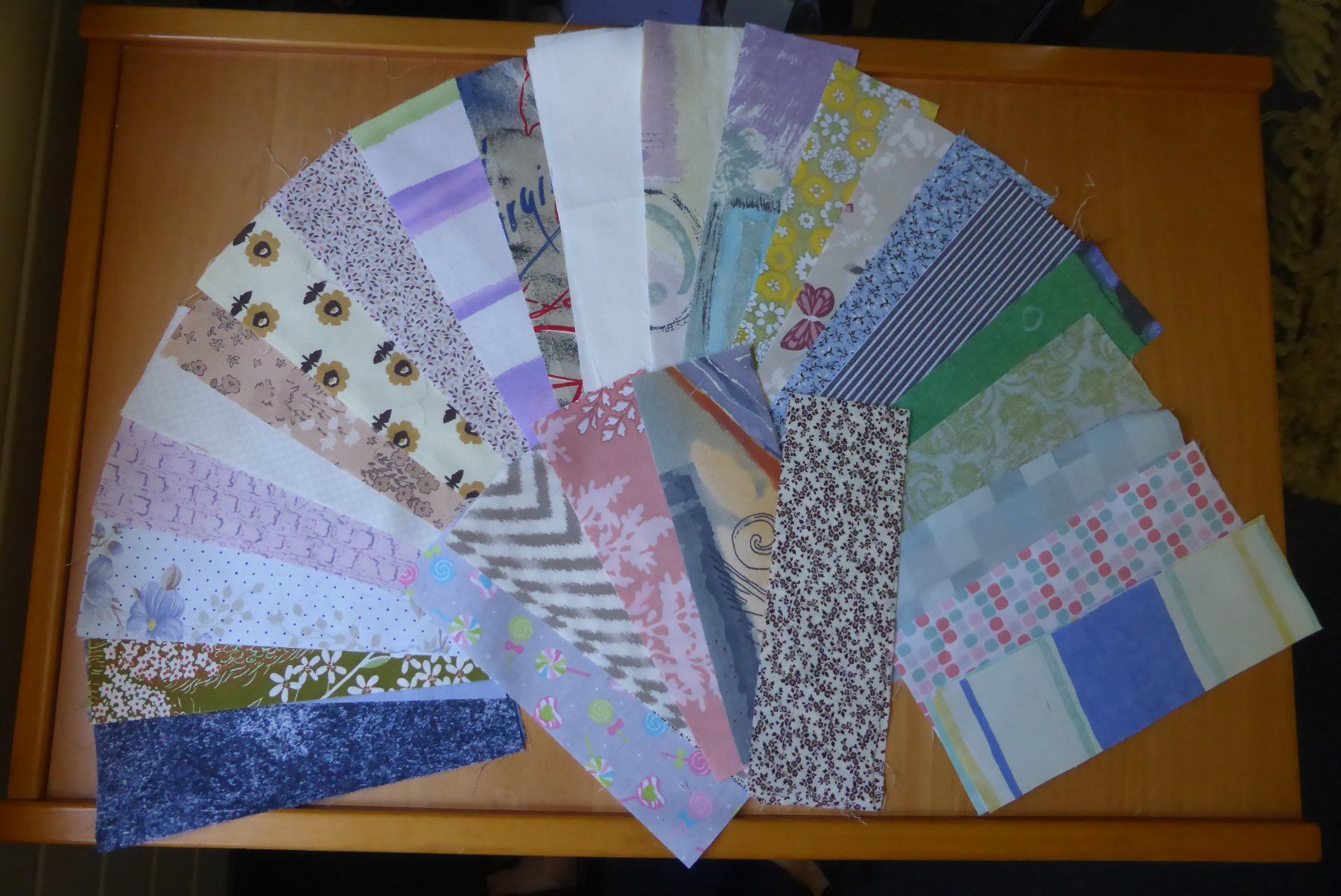 Tessuti: Patchwork Baumwolle - 50 Streifen 6.4 x 20 cm, bunt-9 – Usato da Brunnadern venduto da pinkfaden