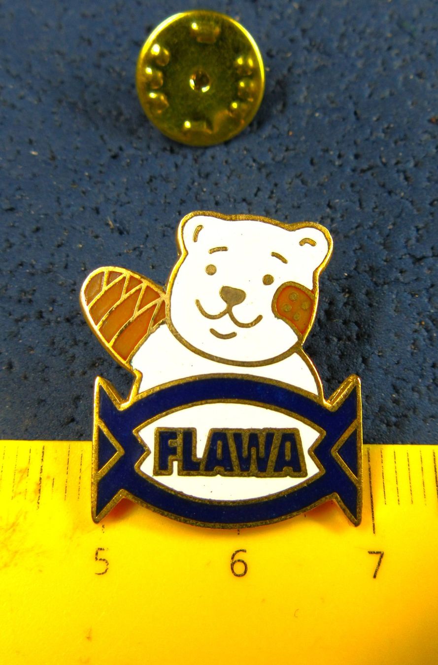 Swiss Placchette & Badge: FLAWA PFLASTER BÄR WEISS PIN – Usato da Ettingen venduto da Hausi4711
