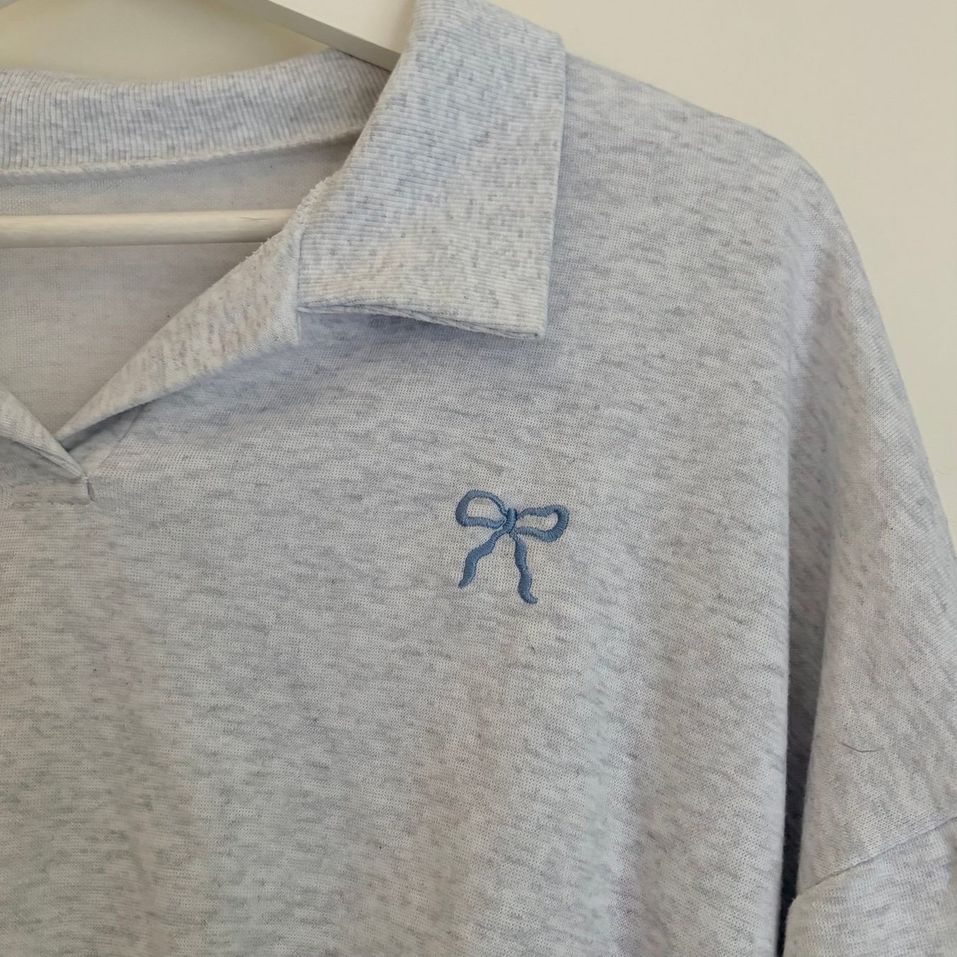 Pullover & Sweatshirts: Hellgrauer Cropped Pullover mit Polokragen – Gebraucht aus Berikon von nao_5qbr 1