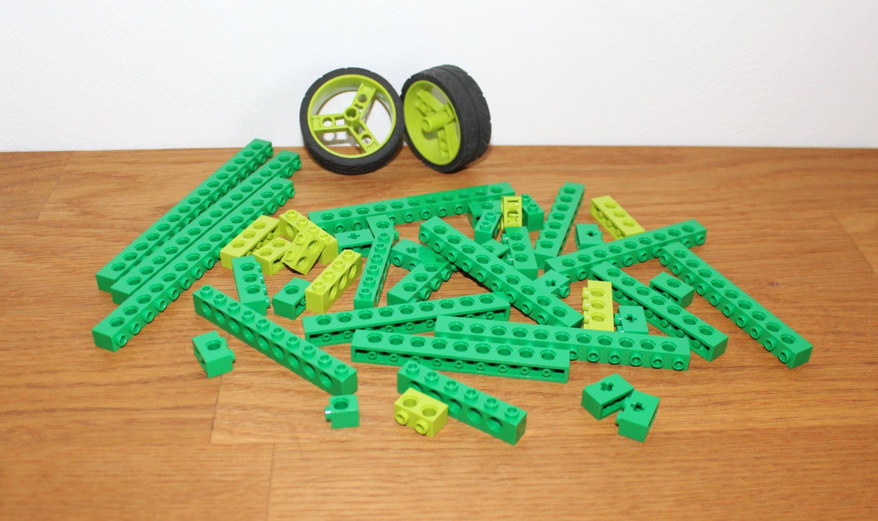 Lego Spielzeuge: Lego Technik grün + 2 Räder – Gebraucht aus Istighofen von muech40 1