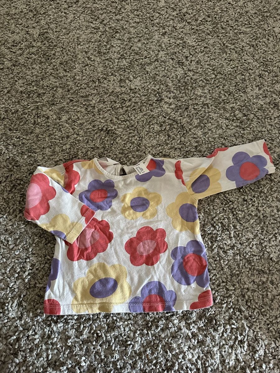H&M Maglioni & Felpe: Süsses H&M Langarmshirt mit Blumenmuster Gr. 74 – Usato da Schaffhausen venduto da NellyE