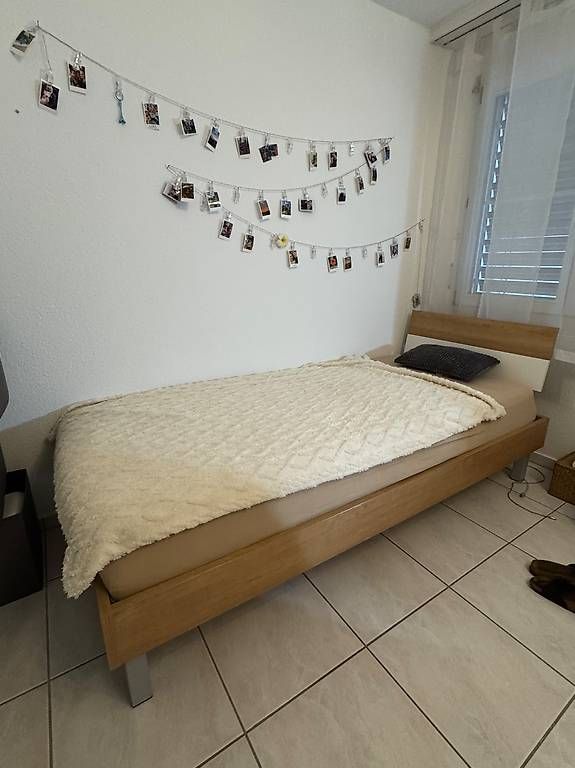 Lits: Letzter Preis! Bett mit Nachttisch – D'occasion à Sennhof par ipi_f9my
